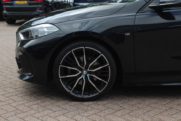 BMW 1-serie 118i Executive Ed. M Sport / Navigatie / Half leder / 19'' / Sportstoelen / Blackpack / Dakspoiler / Stoelverwarming / Cruise Control / Getint glas