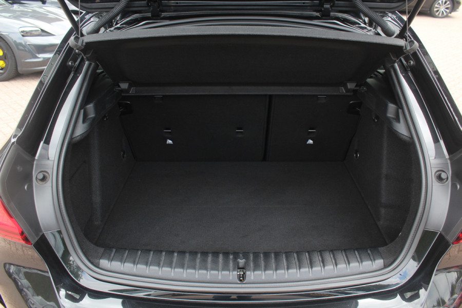 BMW 1-serie 118i Executive Ed. M Sport / Navigatie / Half leder / 19'' / Sportstoelen / Blackpack / Dakspoiler / Stoelverwarming / Cruise Control / Getint glas
