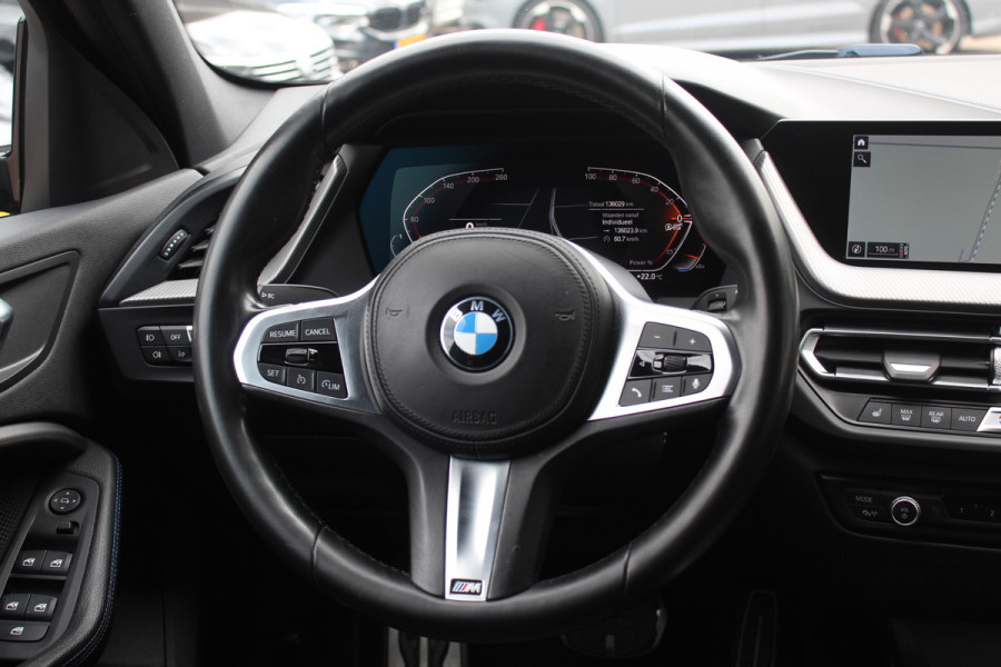 BMW 1-serie 118i Executive Ed. M Sport / Navigatie / Half leder / 19'' / Sportstoelen / Blackpack / Dakspoiler / Stoelverwarming / Cruise Control / Getint glas