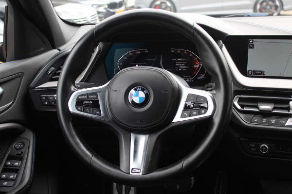BMW 1-serie 118i Executive Ed. M Sport / Navigatie / Half leder / 19'' / Sportstoelen / Blackpack / Dakspoiler / Stoelverwarming / Cruise Control / Getint glas