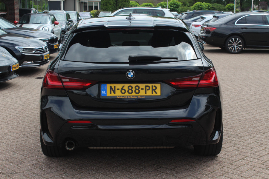 BMW 1-serie 118i Executive Ed. M Sport / Navigatie / Half leder / 19'' / Sportstoelen / Blackpack / Dakspoiler / Stoelverwarming / Cruise Control / Getint glas