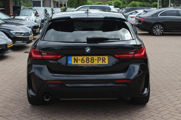 BMW 1-serie 118i Executive Ed. M Sport / Navigatie / Half leder / 19'' / Sportstoelen / Blackpack / Dakspoiler / Stoelverwarming / Cruise Control / Getint glas