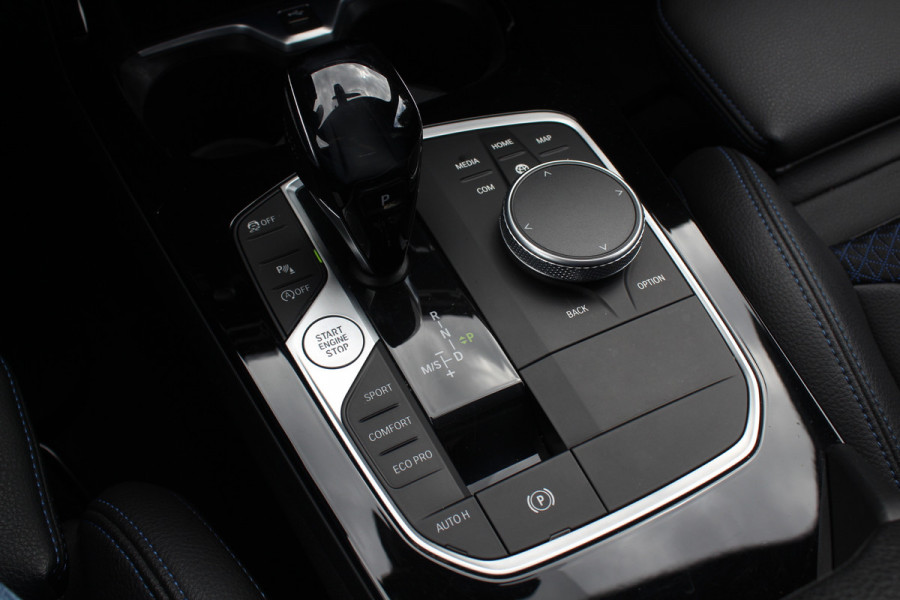 BMW 1-serie 118i Executive Ed. M Sport / Navigatie / Half leder / 19'' / Sportstoelen / Blackpack / Dakspoiler / Stoelverwarming / Cruise Control / Getint glas