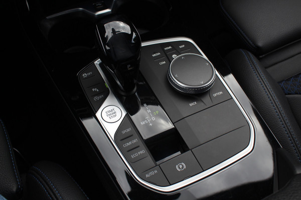 BMW 1-serie 118i Executive Ed. M Sport / Navigatie / Half leder / 19'' / Sportstoelen / Blackpack / Dakspoiler / Stoelverwarming / Cruise Control / Getint glas