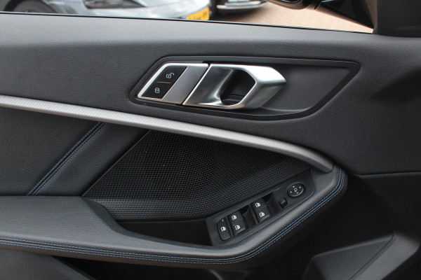 BMW 1-serie 118i Executive Ed. M Sport / Navigatie / Half leder / 19'' / Sportstoelen / Blackpack / Dakspoiler / Stoelverwarming / Cruise Control / Getint glas