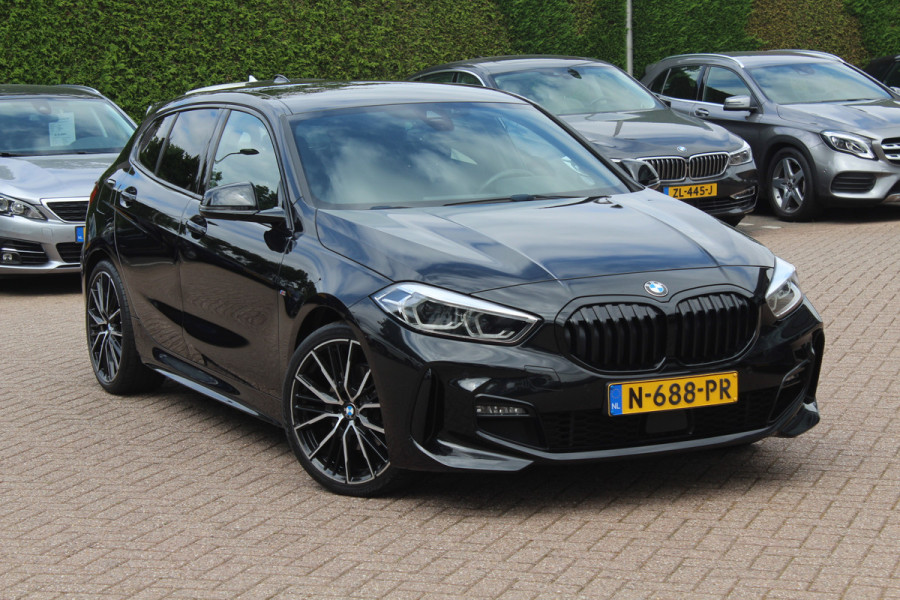 BMW 1-serie 118i Executive Ed. M Sport / Navigatie / Half leder / 19'' / Sportstoelen / Blackpack / Dakspoiler / Stoelverwarming / Cruise Control / Getint glas