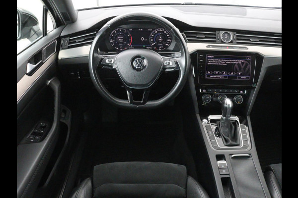 Volkswagen Passat 1.4 TSI R Line | Trekhaak | 360 camera | Stoelverwarming | Leder/Alcantara | Carplay | Adaptive cruise | Navigatie | Full LED | Virtual Cockpit