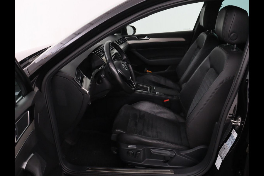 Volkswagen Passat 1.4 TSI R Line | Trekhaak | 360 camera | Stoelverwarming | Leder/Alcantara | Carplay | Adaptive cruise | Navigatie | Full LED | Virtual Cockpit
