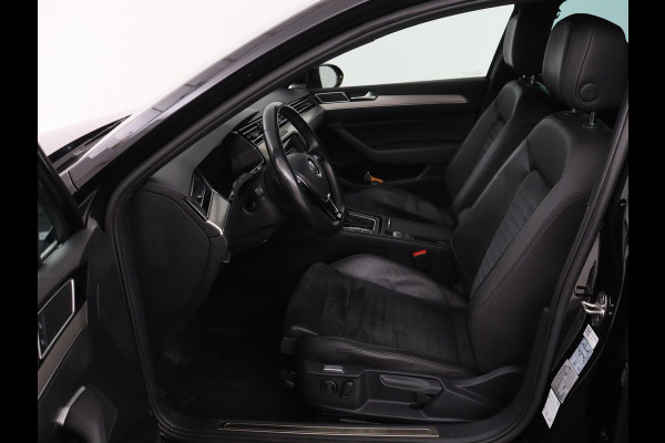 Volkswagen Passat 1.4 TSI R Line | Trekhaak | 360 camera | Stoelverwarming | Leder/Alcantara | Carplay | Adaptive cruise | Navigatie | Full LED | Virtual Cockpit