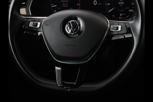 Volkswagen Passat 1.4 TSI R Line | Trekhaak | 360 camera | Stoelverwarming | Leder/Alcantara | Carplay | Adaptive cruise | Navigatie | Full LED | Virtual Cockpit