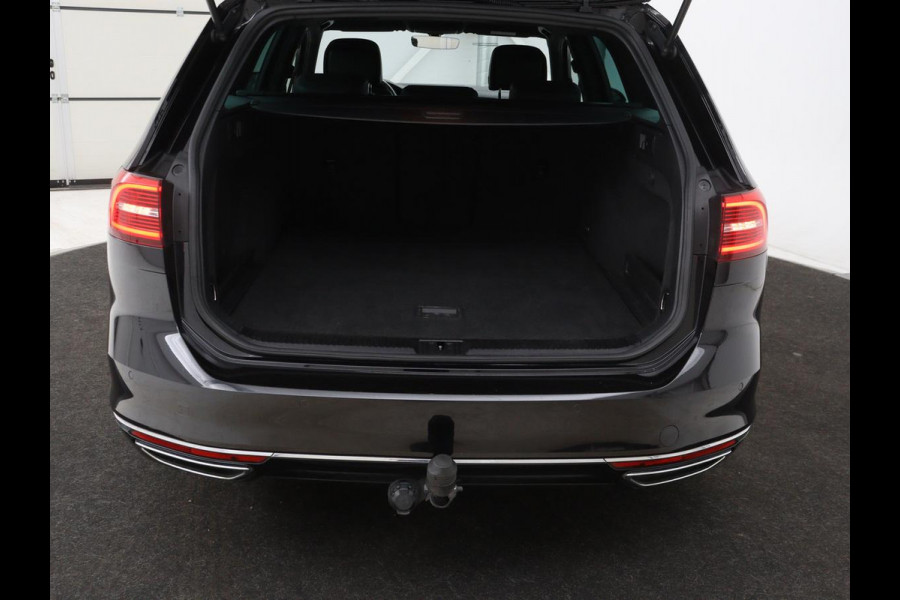 Volkswagen Passat 1.4 TSI R Line | Trekhaak | 360 camera | Stoelverwarming | Leder/Alcantara | Carplay | Adaptive cruise | Navigatie | Full LED | Virtual Cockpit