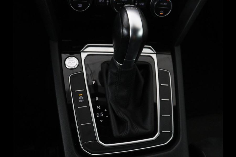 Volkswagen Passat 1.4 TSI R Line | Trekhaak | 360 camera | Stoelverwarming | Leder/Alcantara | Carplay | Adaptive cruise | Navigatie | Full LED | Virtual Cockpit