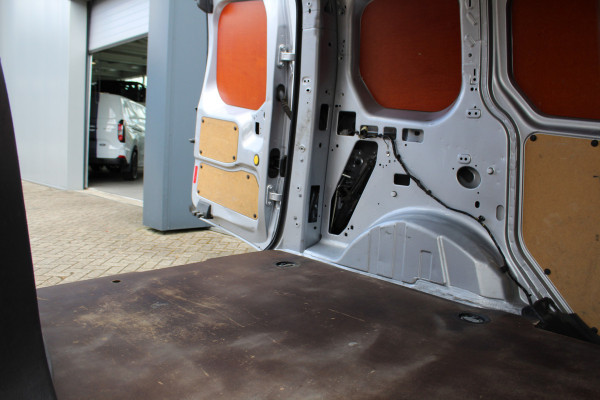 Ford Transit Connect 1.5-75pk TDCI L1 Trend. Dames en heren ondernemers, let op: nette bedrijfswagen, goed voor nog jaren veilig en plezierig vervoer ! Airco, telefoonvoorb., trekhaak, imperiaal, laadruimte betimmerd etc.