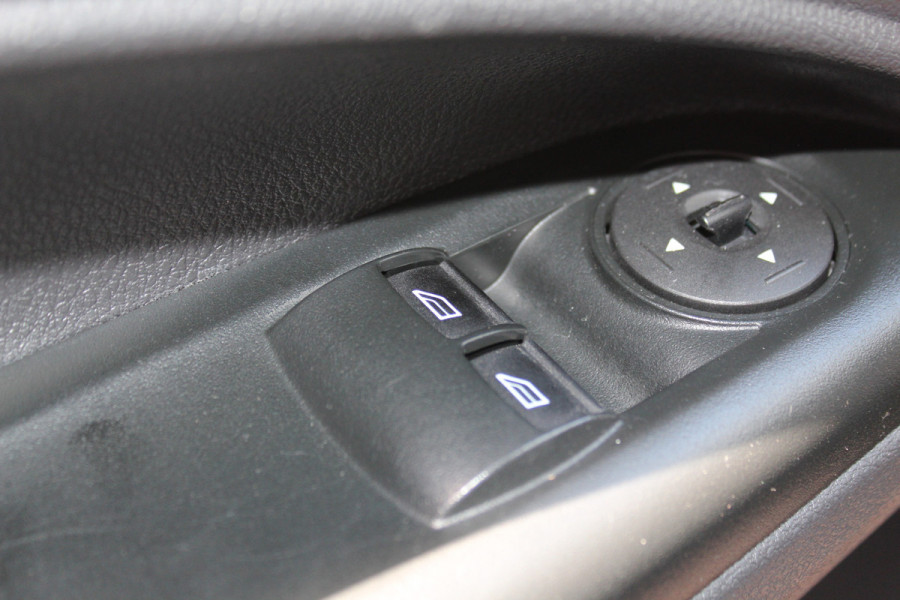 Ford Transit Connect 1.5-75pk TDCI L1 Trend. Dames en heren ondernemers, let op: nette bedrijfswagen, goed voor nog jaren veilig en plezierig vervoer ! Airco, telefoonvoorb., trekhaak, imperiaal, laadruimte betimmerd etc.