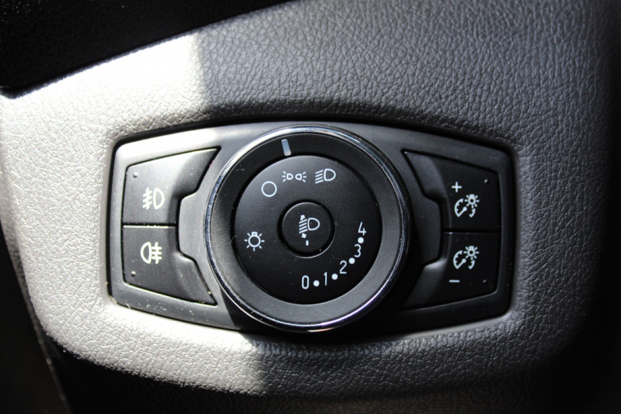 Ford Transit Connect 1.5-75pk TDCI L1 Trend. Dames en heren ondernemers, let op: nette bedrijfswagen, goed voor nog jaren veilig en plezierig vervoer ! Airco, telefoonvoorb., trekhaak, imperiaal, laadruimte betimmerd etc.