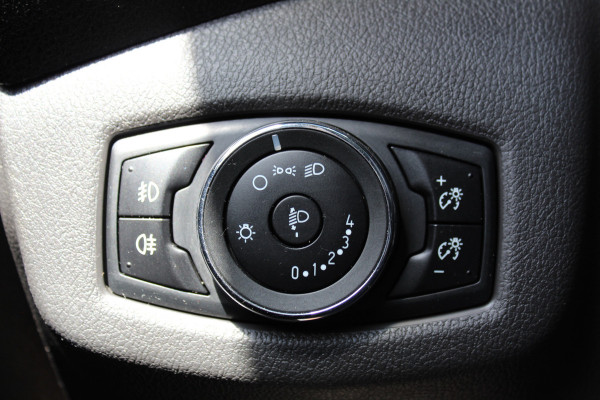 Ford Transit Connect 1.5-75pk TDCI L1 Trend. Dames en heren ondernemers, let op: nette bedrijfswagen, goed voor nog jaren veilig en plezierig vervoer ! Airco, telefoonvoorb., trekhaak, imperiaal, laadruimte betimmerd etc.