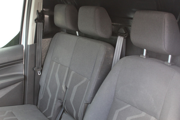 Ford Transit Connect 1.5-75pk TDCI L1 Trend. Dames en heren ondernemers, let op: nette bedrijfswagen, goed voor nog jaren veilig en plezierig vervoer ! Airco, telefoonvoorb., trekhaak, imperiaal, laadruimte betimmerd etc.