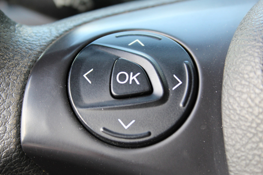 Ford Transit Connect 1.5-75pk TDCI L1 Trend. Dames en heren ondernemers, let op: nette bedrijfswagen, goed voor nog jaren veilig en plezierig vervoer ! Airco, telefoonvoorb., trekhaak, imperiaal, laadruimte betimmerd etc.