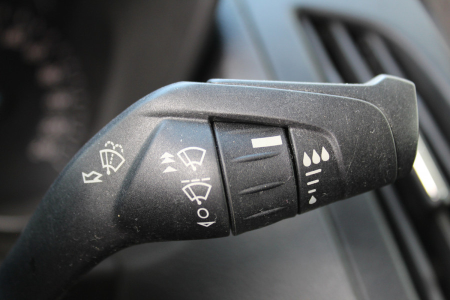 Ford Transit Connect 1.5-75pk TDCI L1 Trend. Dames en heren ondernemers, let op: nette bedrijfswagen, goed voor nog jaren veilig en plezierig vervoer ! Airco, telefoonvoorb., trekhaak, imperiaal, laadruimte betimmerd etc.