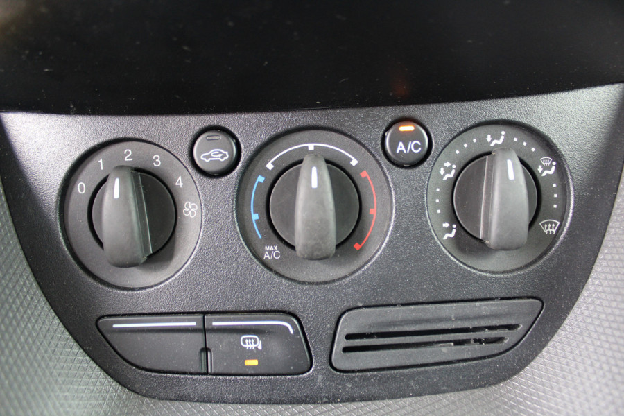 Ford Transit Connect 1.5-75pk TDCI L1 Trend. Dames en heren ondernemers, let op: nette bedrijfswagen, goed voor nog jaren veilig en plezierig vervoer ! Airco, telefoonvoorb., trekhaak, imperiaal, laadruimte betimmerd etc.