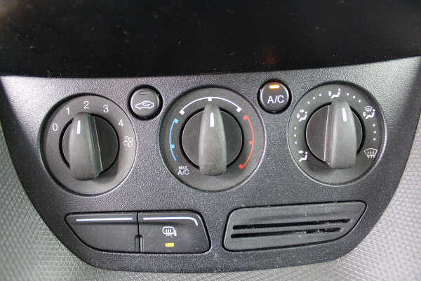 Ford Transit Connect 1.5-75pk TDCI L1 Trend. Dames en heren ondernemers, let op: nette bedrijfswagen, goed voor nog jaren veilig en plezierig vervoer ! Airco, telefoonvoorb., trekhaak, imperiaal, laadruimte betimmerd etc.