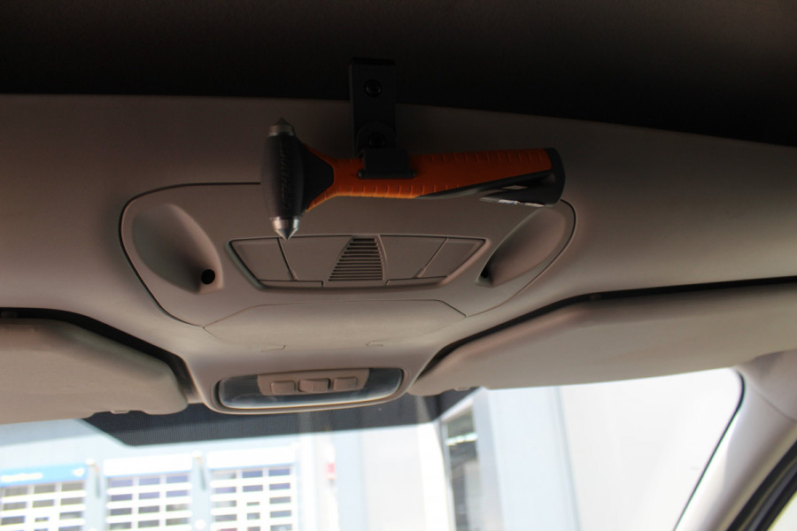 Ford Transit Connect 1.5-75pk TDCI L1 Trend. Dames en heren ondernemers, let op: nette bedrijfswagen, goed voor nog jaren veilig en plezierig vervoer ! Airco, telefoonvoorb., trekhaak, imperiaal, laadruimte betimmerd etc.