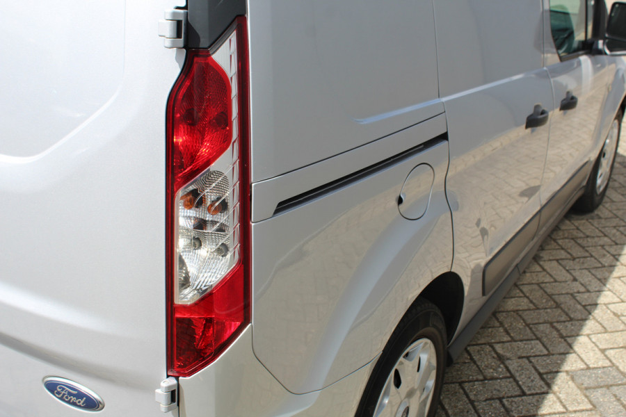 Ford Transit Connect 1.5-75pk TDCI L1 Trend. Dames en heren ondernemers, let op: nette bedrijfswagen, goed voor nog jaren veilig en plezierig vervoer ! Airco, telefoonvoorb., trekhaak, imperiaal, laadruimte betimmerd etc.