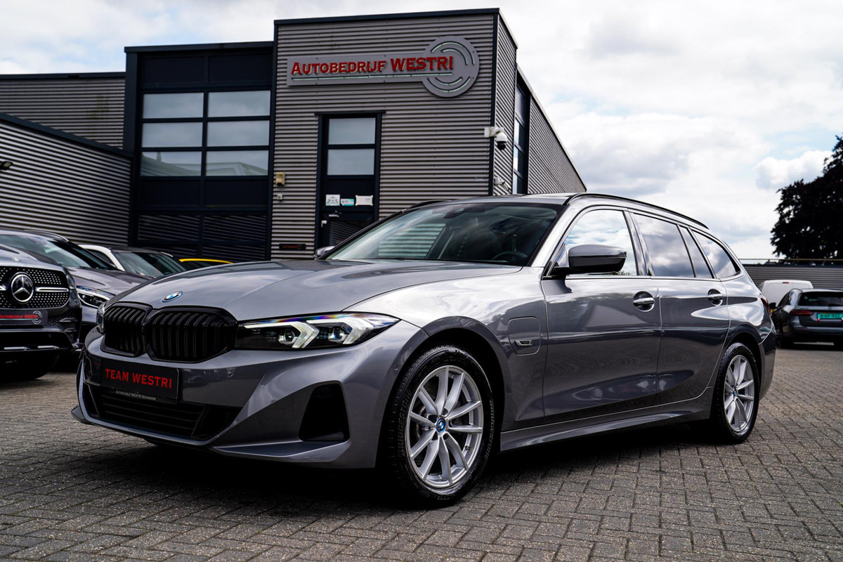 BMW 3 Serie Touring 320e | Panorama | Elektrische trekhaak | Luxe Leder/stof | Achteruitrijcamera | Shadowline | Stoelverwarming | BMW 3 Serie Touring 320e | Panorama | Elektrische trekhaak | Luxe Leder/stof | Achteruitrijcamera | Shadowline | Stoelverwarming |