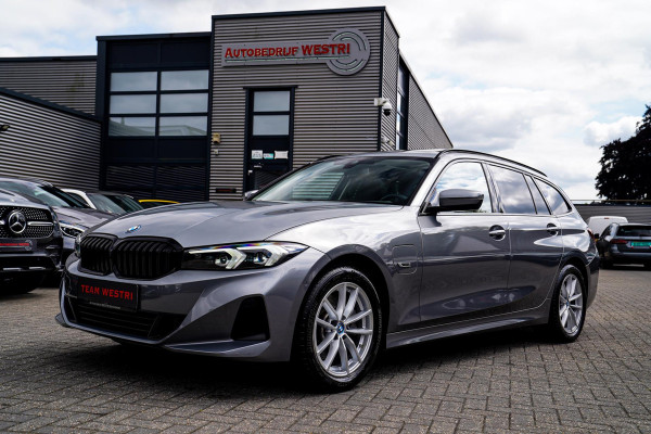 BMW 3 Serie Touring 320e | Panorama | Elektrische trekhaak | Luxe Leder/stof | Achteruitrijcamera | Shadowline | Stoelverwarming |