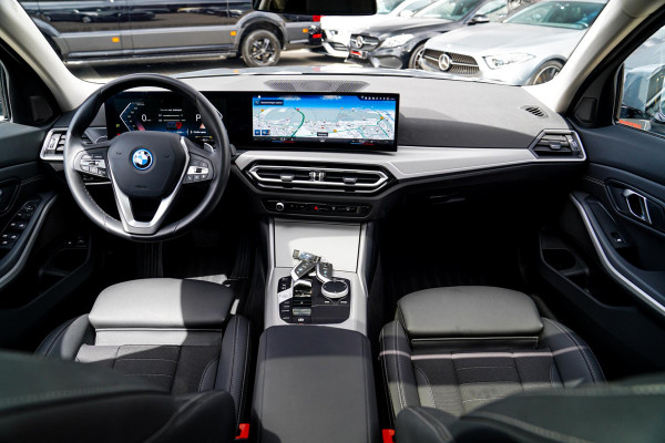 BMW 3 Serie Touring 320e | Panorama | Elektrische trekhaak | Luxe Leder/stof | Achteruitrijcamera | Shadowline | Stoelverwarming |
