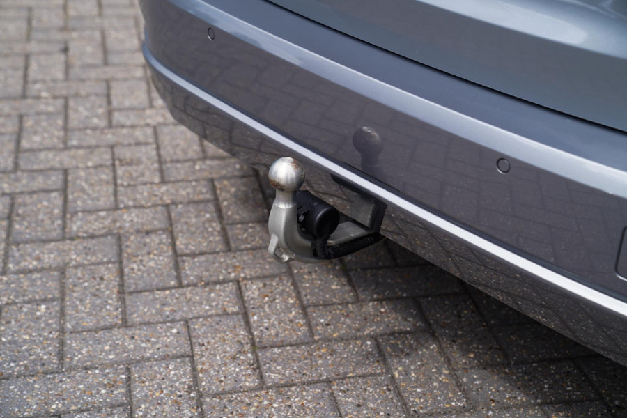 BMW 3 Serie Touring 320e | Panorama | Elektrische trekhaak | Luxe Leder/stof | Achteruitrijcamera | Shadowline | Stoelverwarming |