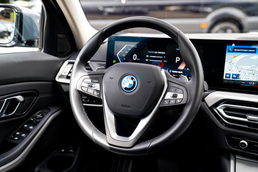 BMW 3 Serie Touring 320e | Panorama | Elektrische trekhaak | Luxe Leder/stof | Achteruitrijcamera | Shadowline | Stoelverwarming |