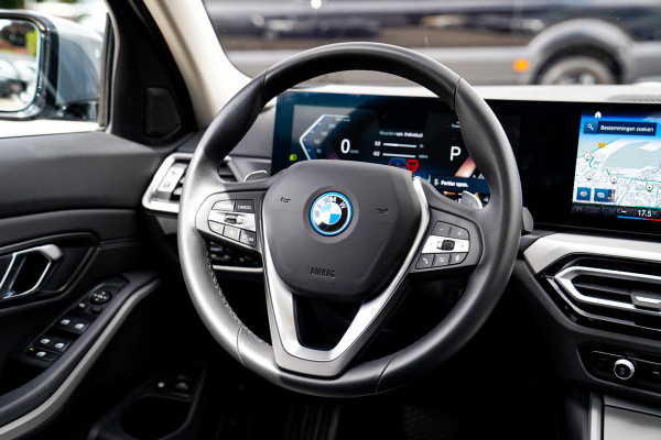 BMW 3 Serie Touring 320e | Panorama | Elektrische trekhaak | Luxe Leder/stof | Achteruitrijcamera | Shadowline | Stoelverwarming |