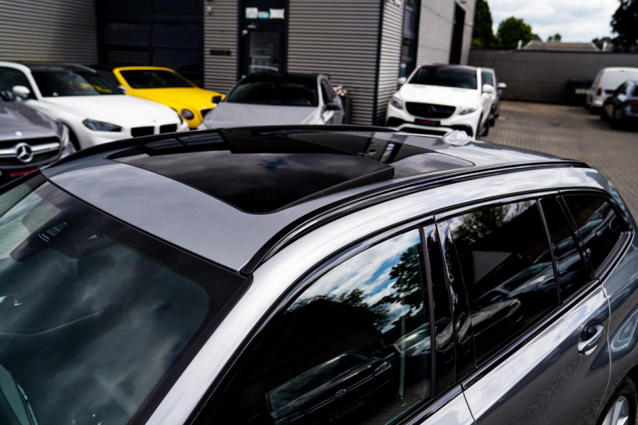 BMW 3 Serie Touring 320e | Panorama | Elektrische trekhaak | Luxe Leder/stof | Achteruitrijcamera | Shadowline | Stoelverwarming |