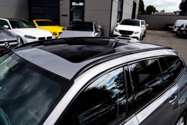BMW 3 Serie Touring 320e | Panorama | Elektrische trekhaak | Luxe Leder/stof | Achteruitrijcamera | Shadowline | Stoelverwarming |