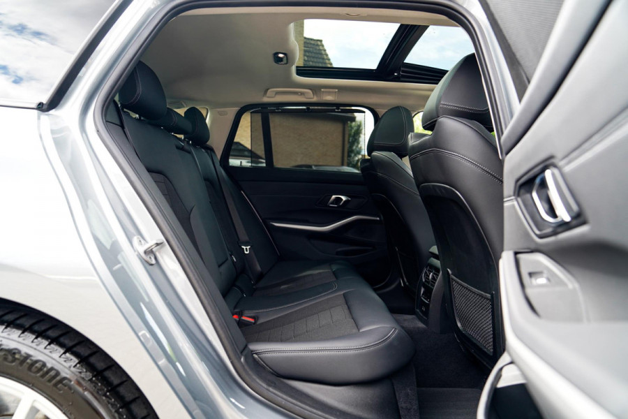 BMW 3 Serie Touring 320e | Panorama | Elektrische trekhaak | Luxe Leder/stof | Achteruitrijcamera | Shadowline | Stoelverwarming |