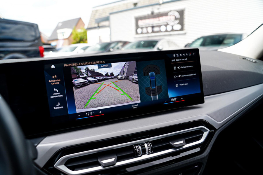 BMW 3 Serie Touring 320e | Panorama | Elektrische trekhaak | Luxe Leder/stof | Achteruitrijcamera | Shadowline | Stoelverwarming |