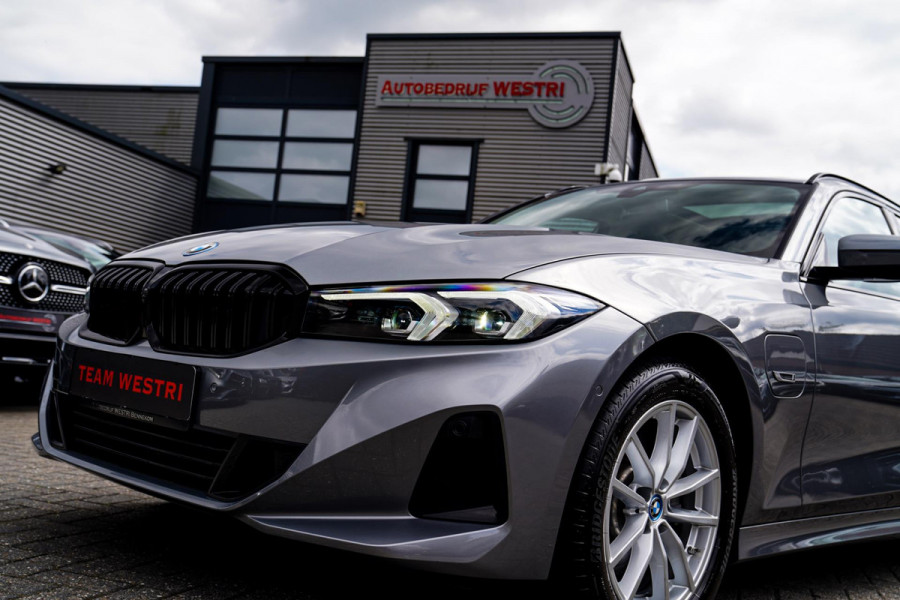BMW 3 Serie Touring 320e | Panorama | Elektrische trekhaak | Luxe Leder/stof | Achteruitrijcamera | Shadowline | Stoelverwarming |