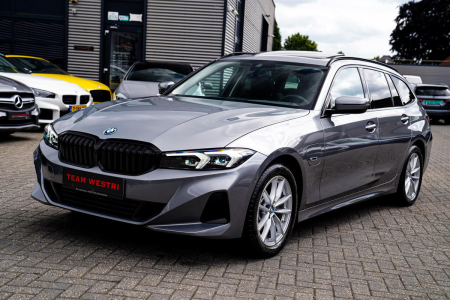 BMW 3 Serie Touring 320e | Panorama | Elektrische trekhaak | Luxe Leder/stof | Achteruitrijcamera | Shadowline | Stoelverwarming |