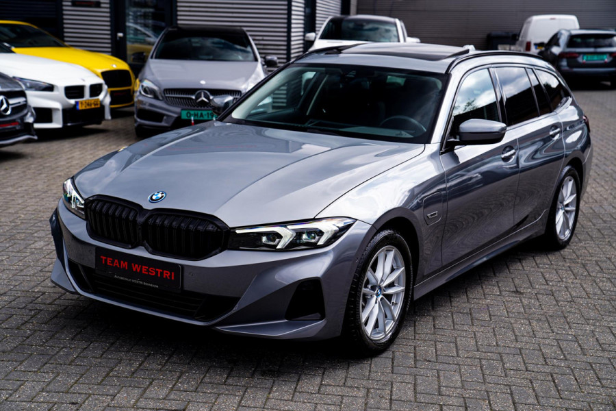 BMW 3 Serie Touring 320e | Panorama | Elektrische trekhaak | Luxe Leder/stof | Achteruitrijcamera | Shadowline | Stoelverwarming |