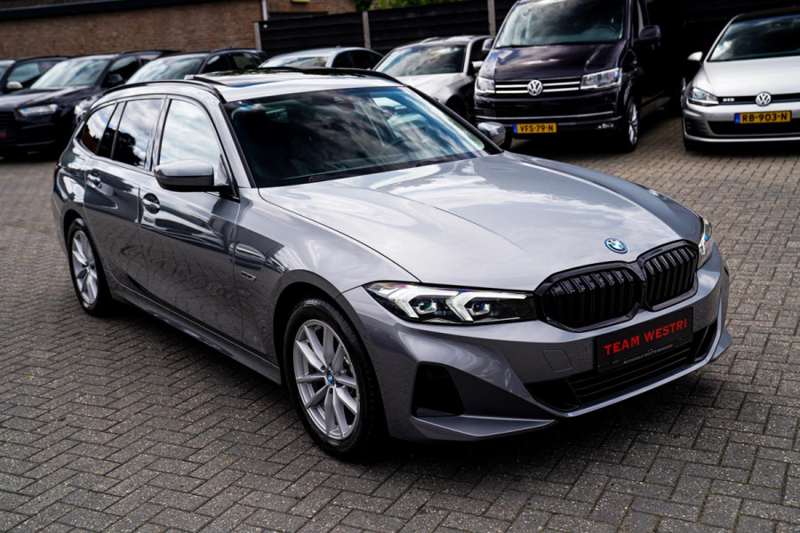 BMW 3 Serie Touring 320e | Panorama | Elektrische trekhaak | Luxe Leder/stof | Achteruitrijcamera | Shadowline | Stoelverwarming |
