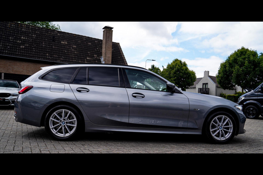 BMW 3 Serie Touring 320e | Panorama | Elektrische trekhaak | Luxe Leder/stof | Achteruitrijcamera | Shadowline | Stoelverwarming |