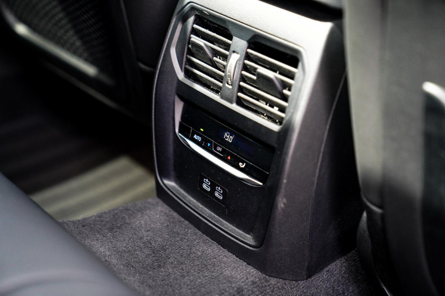BMW 3 Serie Touring 320e | Panorama | Elektrische trekhaak | Luxe Leder/stof | Achteruitrijcamera | Shadowline | Stoelverwarming |