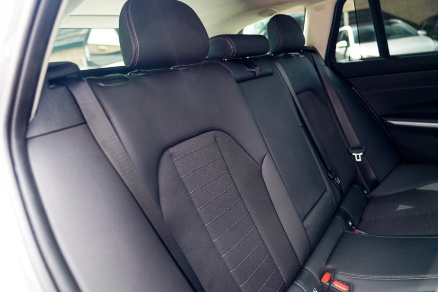 BMW 3 Serie Touring 320e | Panorama | Elektrische trekhaak | Luxe Leder/stof | Achteruitrijcamera | Shadowline | Stoelverwarming |