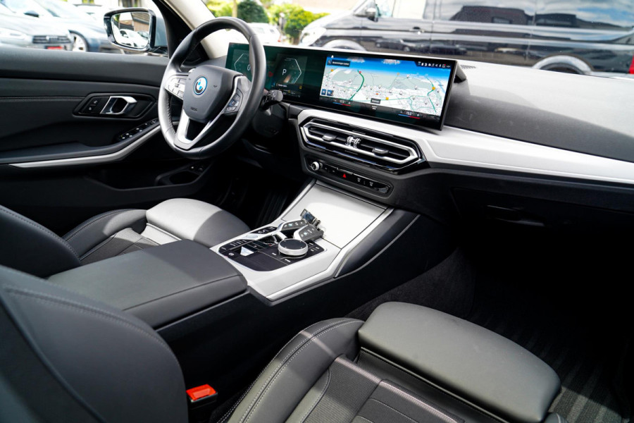 BMW 3 Serie Touring 320e | Panorama | Elektrische trekhaak | Luxe Leder/stof | Achteruitrijcamera | Shadowline | Stoelverwarming |