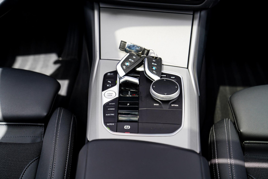 BMW 3 Serie Touring 320e | Panorama | Elektrische trekhaak | Luxe Leder/stof | Achteruitrijcamera | Shadowline | Stoelverwarming |