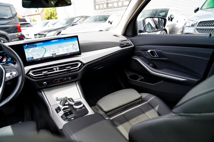 BMW 3 Serie Touring 320e | Panorama | Elektrische trekhaak | Luxe Leder/stof | Achteruitrijcamera | Shadowline | Stoelverwarming |