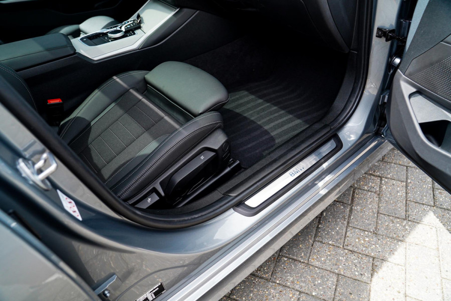 BMW 3 Serie Touring 320e | Panorama | Elektrische trekhaak | Luxe Leder/stof | Achteruitrijcamera | Shadowline | Stoelverwarming |