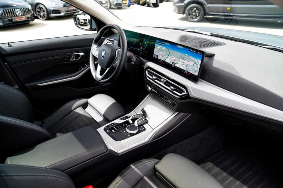BMW 3 Serie Touring 320e | Panorama | Elektrische trekhaak | Luxe Leder/stof | Achteruitrijcamera | Shadowline | Stoelverwarming |