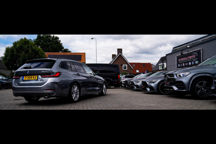 BMW 3 Serie Touring 320e | Panorama | Elektrische trekhaak | Luxe Leder/stof | Achteruitrijcamera | Shadowline | Stoelverwarming |